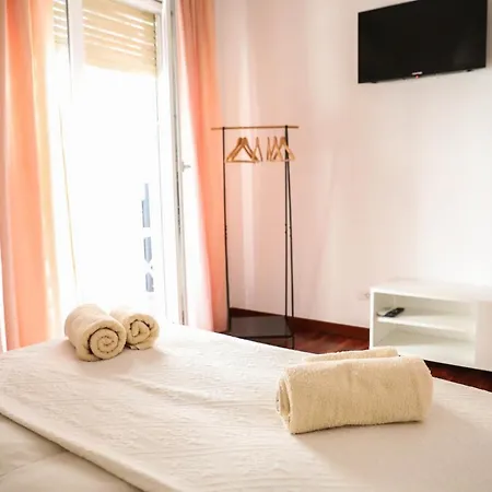 Aura Rent Of With Shared Kitchen Guest house